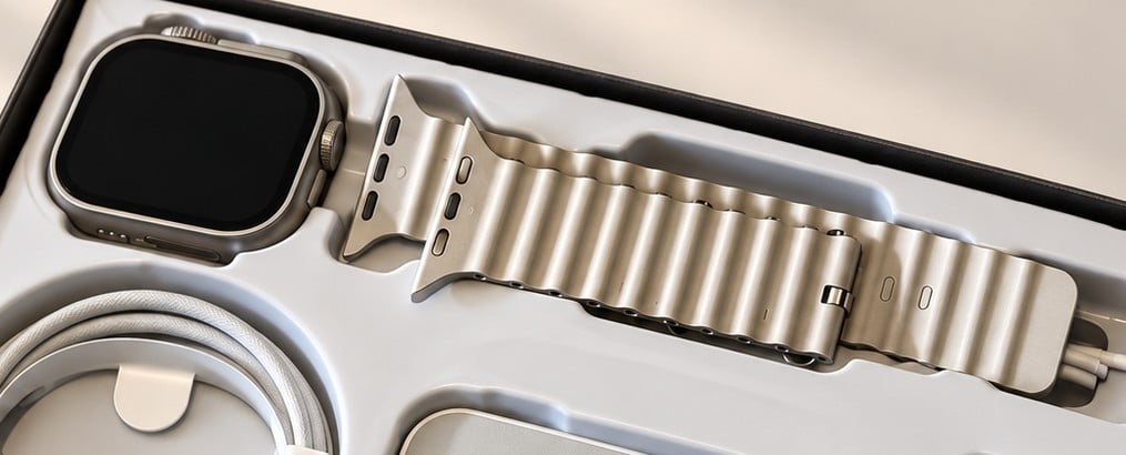 La montre connectée à côté de son bracelet souple à reliefs